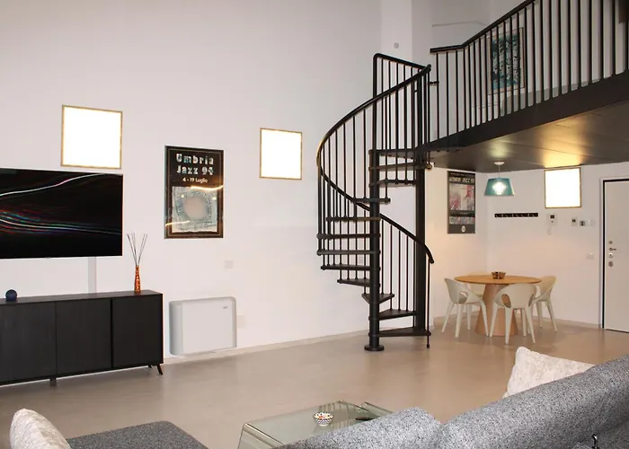 Space Loft - Close To M5 Subway - Free Parking - Sky & Netflix Tv